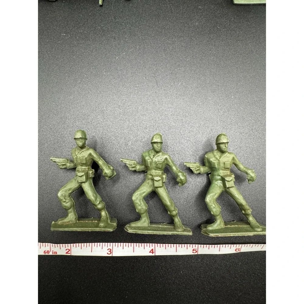 Vintage Green Plastic Army‎ Men - Set Of 12 Men And 1 Gurney 1950-60s
